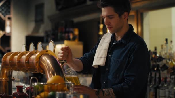 Cerveja Masculina Barman Bar Para Clientes Tiro Com Câmera Hélio — Vídeo de Stock