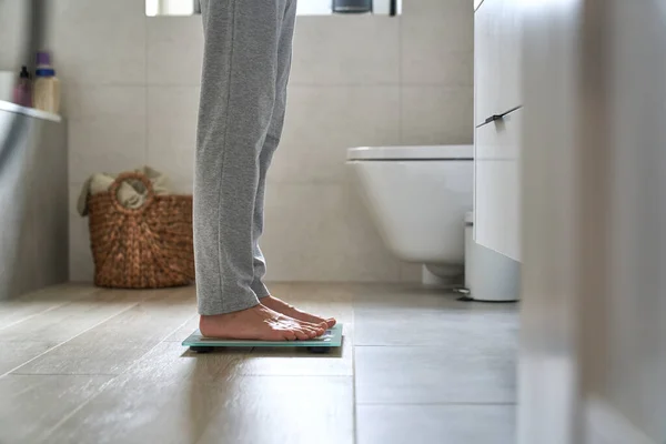 Beine Einer Unkenntlichen Frau Stehen Auf Der Waage Badezimmer — Stockfoto