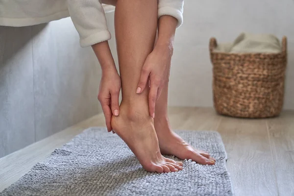 Mujer Caucásica Albornoz Aplicando Crema Hidratante Los Talones — Foto de Stock