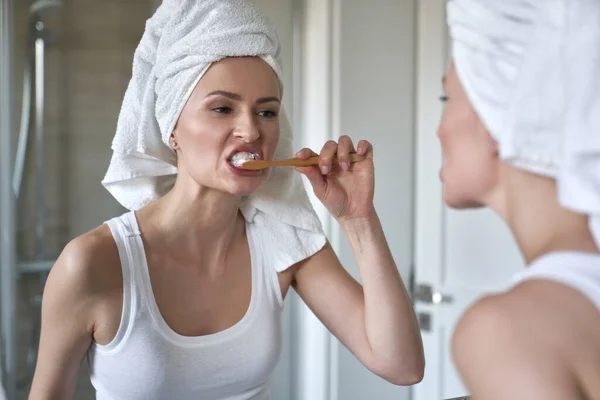 Mujer Caucásica Con Toalla Pelo Cepillarse Los Dientes Baño — Foto de Stock