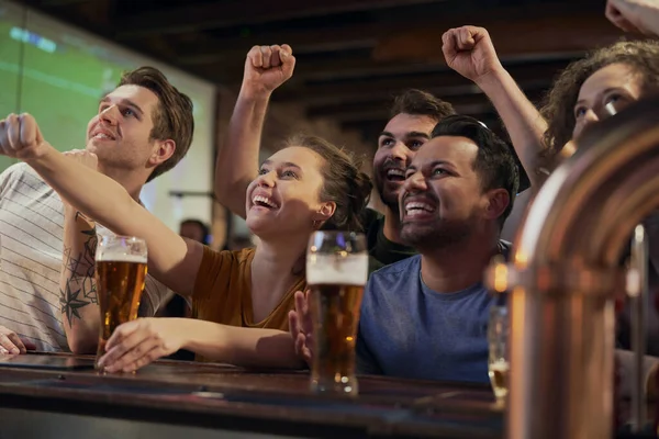 Animando Los Amigos Los Aficionados Fútbol Pub — Foto de Stock