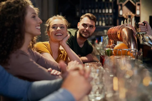 Kaukasische Vrienden Hebben Plezier Bar — Stockfoto