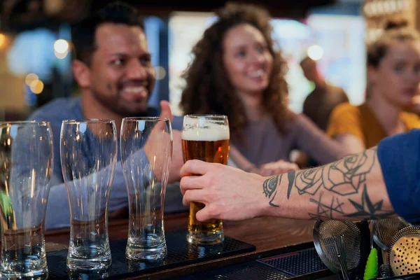 Caucasian Male Bartender Serving Beers Bar — ストック写真