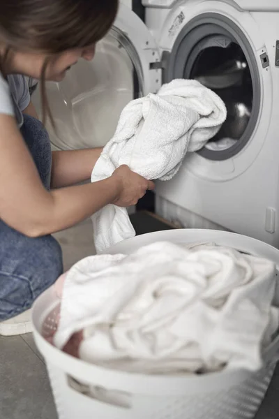 在家里洗衣服的高加索女人的近照 — 图库照片