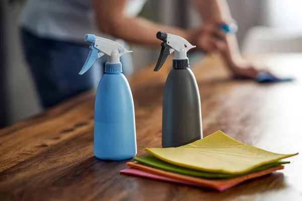 Sluiten Van Schoonmaakmiddelen Tafel Thuis — Stockfoto