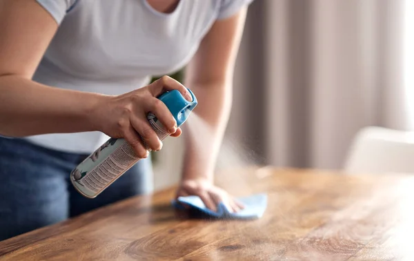 Close Van Kaukasische Vrouw Schoonmaken Tafel Thuis — Stockfoto