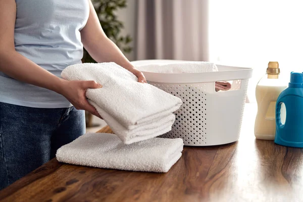 Primer Plano Mujer Caucásica Plegando Toallas Frescas Casa —  Fotos de Stock