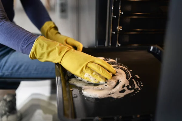 Close Caucasian Woman Cleaning Oven Home — Stock Photo, Image