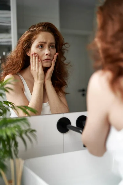 Müde Frau Steht Vor Badezimmerspiegel Und Sieht Sich Selbst — Stockfoto