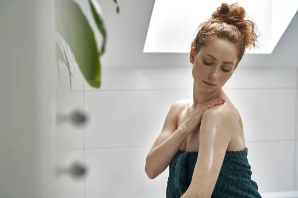 Genç Kızıl Saçlı Beyaz Kadın Banyo Yaptıktan Sonra Vücut Kremi — Stok fotoğraf