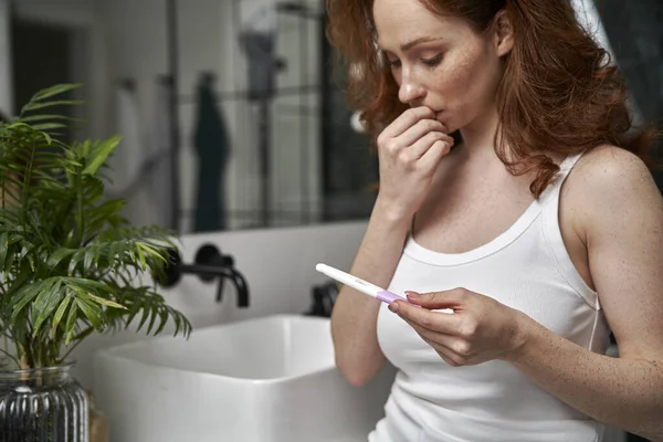 Unerkennbares Warten Auf Ein Ergebnis Des Schwangerschaftstests — Stockfoto
