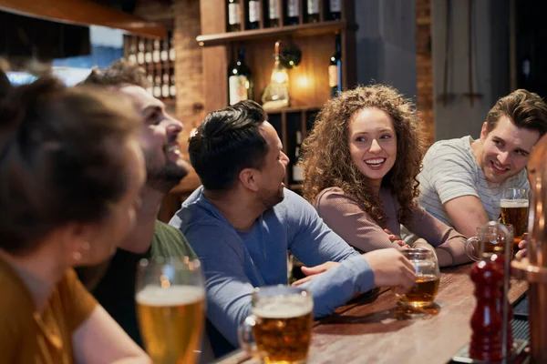 Grupp Vänner Har Kul Baren — Stockfoto