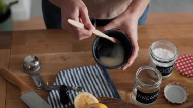 Tanınmayan kişinin DIY temizlik ürünlerini karıştırmasının üst görüntüsü. 8K 'da kırmızı helyum kamerayla çekildi.. 