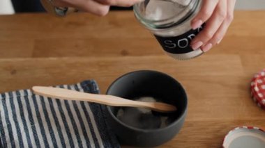 Ekolojik malzemelerden temizlik malzemesi yapan tanınmayan biri. 8K 'da kırmızı helyum kamerayla çekildi..