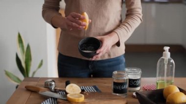 Tanınmayan kişi kaseye limon suyu ve DIY temizlik malzemesi ekliyor. 8K 'da kırmızı helyum kamerayla çekildi.. 