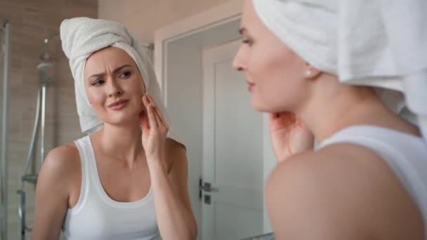 Donna Caucasica Bagno Con Forte Mal Denti Bruxismo Girato Con — Video Stock