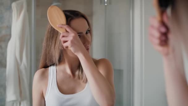 Femme Blanche Brossant Les Cheveux Dans Salle Bain Regardant Leur — Video