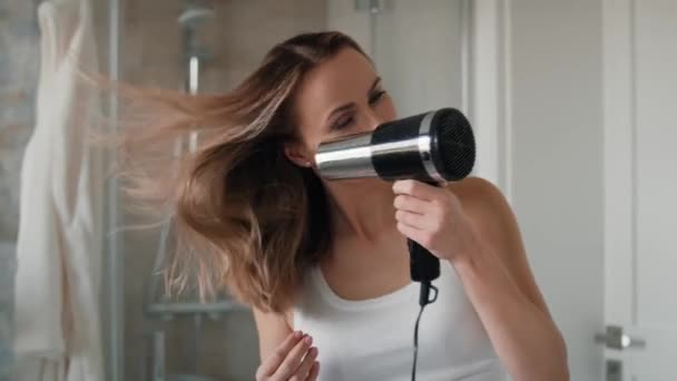 Běloška Suší Vlasy Koupelně Snímek Red Heliovou Kamerou — Stock video