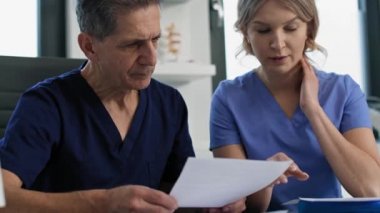 Ofiste konuşan iki beyaz doktor var. 8K 'da kırmızı helyum kamerayla çekildi.. 