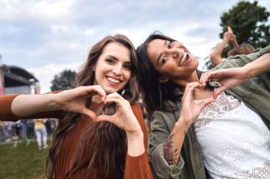 Müzik festivalinde şekil veren iki arkadaş  