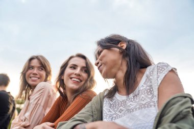 Müzik festivalinde eğlenen bir grup kadın 