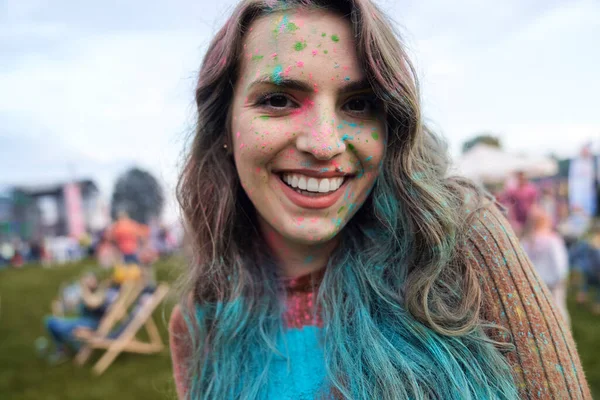 Smiling Caucasian Woman Enjoying Colour Powder Festival — стоковое фото
