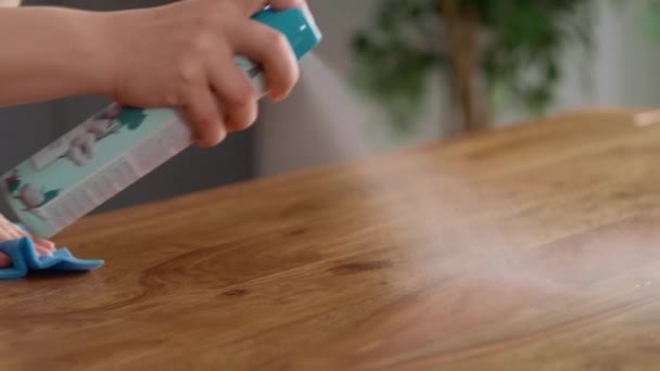 Close Caucasian Woman Cleaning Wooden Table Home Shot Red Helium — Vídeo de stock