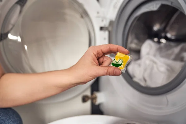 Primo Piano Della Donna Caucasica Che Bucato Casa — Foto Stock