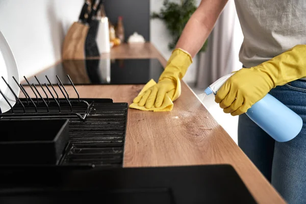 Close Van Kaukasische Vrouw Schoonmaken Keuken Thuis — Stockfoto