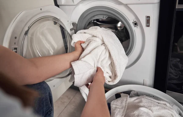 在家里洗衣服的高加索女人的近照 — 图库照片
