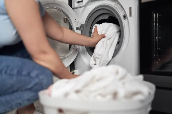 Zblízka Běloška Žena Dělat Prádlo Doma — Stock fotografie