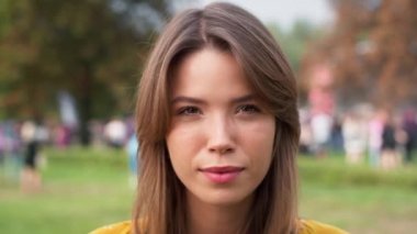 Beyaz bir kadının müzik festivalinde kameraya baktığı bir sahne. 8K 'da kırmızı helyum kamerayla çekildi.. 