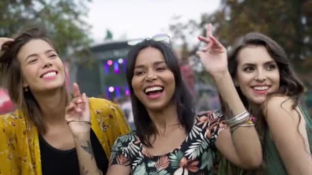 Bir Grup Arkadaş Müzik Festivalinde Iyi Eğlenceler Kırmızı Helyum Kamerayla — Stok video