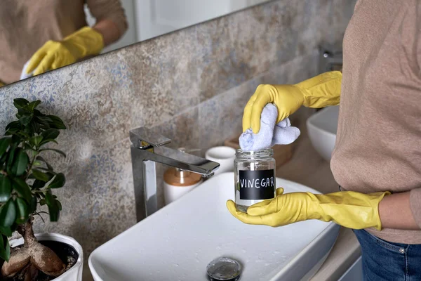 Tanınmayan Bir Kadın Sirkeyle Banyo Musluğunu Temizliyor — Stok fotoğraf