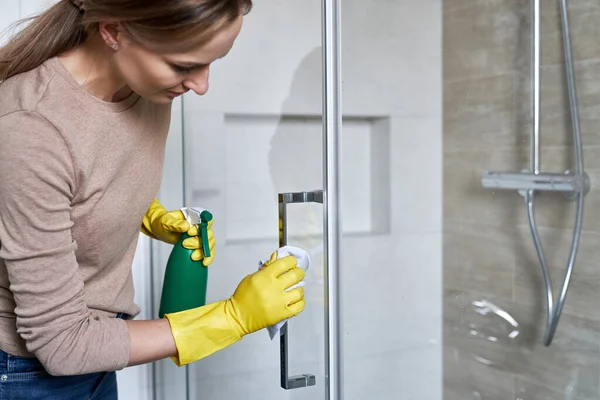 Jong Kaukasische Vrouw Schoonmaken Douche Glas — Stockfoto