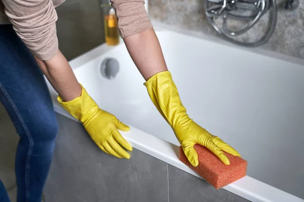 Unrecognizable Woman Cleaning Bath Bathroom — Stock Photo, Image