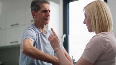 Son sınıf öğrencisiyle çalışan kadın fizyoterapist. 8K 'da kırmızı helyum kamerayla çekildi.. 