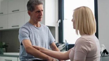 Son sınıf öğrencisiyle çalışan kadın fizyoterapist. 8K 'da kırmızı helyum kamerayla çekildi.. 