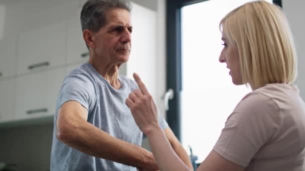 Vrouwelijke Fysiotherapeut Die Werkt Met Een Oudere Man Opgenomen Met — Stockvideo