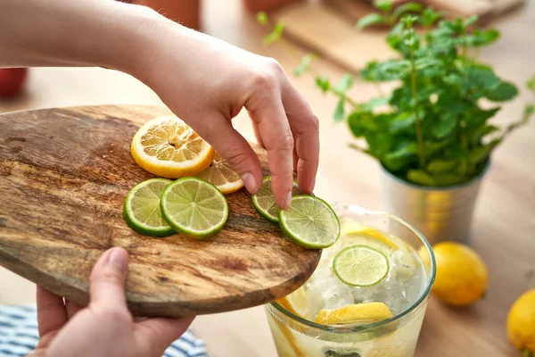 Vista Alto Ângulo Pessoa Irreconhecível Fazendo Limonada Caseira Com Citrinos — Fotografia de Stock