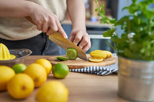 Persona Irriconoscibile Che Taglia Calce Tavola Legno — Foto Stock