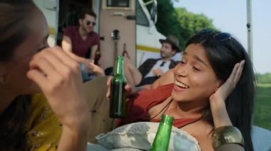 Genç arkadaşlar güneşin altında kampta vakit geçiriyorlar. 8K 'da kırmızı helyum kamerayla çekildi.