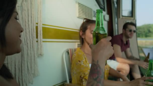Des Amis Passent Temps Camper Boire Bière Tourné Avec Caméra — Video
