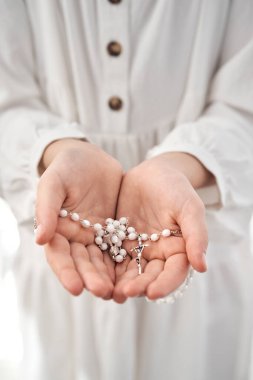 Ellerinizi kapayın ve ellerinizde bir tespih tutun.