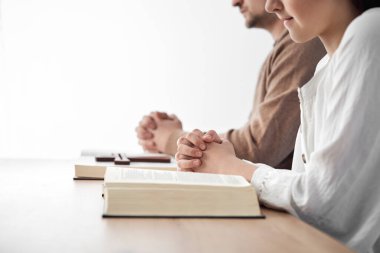 Baba ve kızı masanın başında oturmuş kutsal bir İncil okuyorlar.