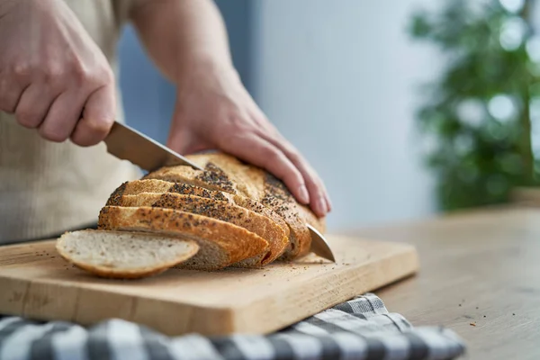 Primo Piano Della Donna Che Taglia Pane Fette Tavola Legno — Foto Stock