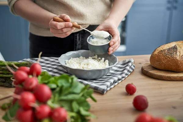 Mulher Adicionando Iogurte Queijo Cottage Para Sanduíches Primavera — Fotografia de Stock