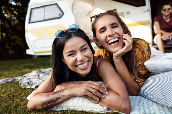 Portrait Young Cheerful Women Friends Camper Car Background — Foto de Stock