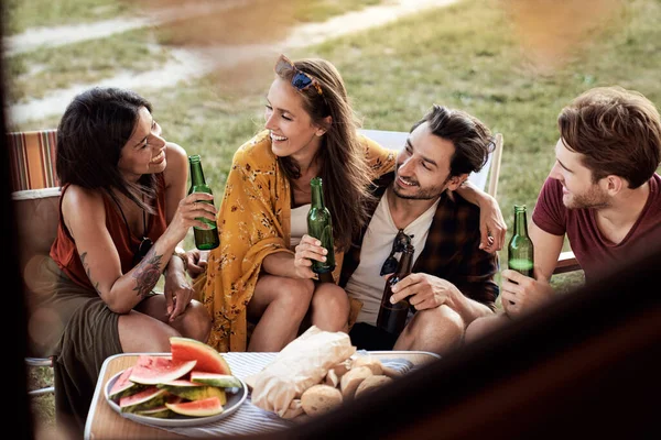 Group Young Friends Spending Time Camping Side Drinking Beer — Stock Photo, Image