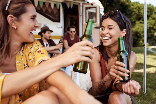 Jovens Mulheres Alegres Amigos Sentados Com Copo Cerveja Carro Campista — Fotografia de Stock
